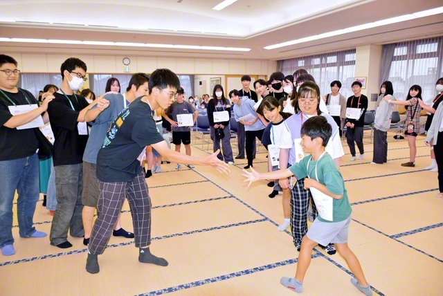 群馬戸田総県の未来部大会。じゃんけんで勝った人の後ろに付いていく「ムカデゲーム」を行い、大いに盛り上がった（昨年10月、群馬太田文化会館で）