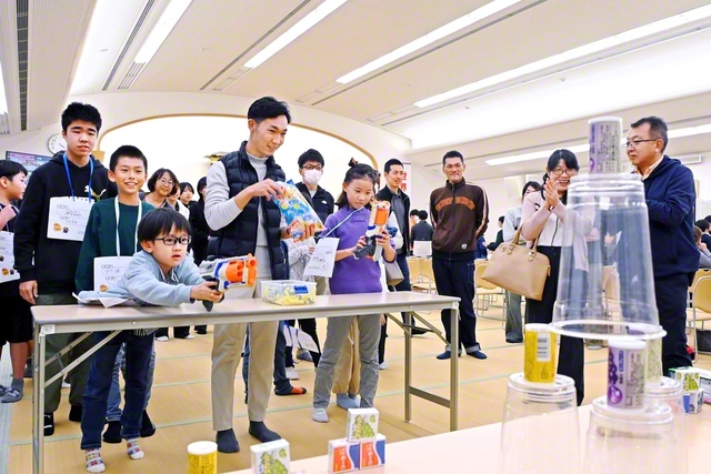 学校の文化祭を参考に、射的などのゲームを実施した群馬牧口総県。多くの子どもたちが楽しんだ（同10月、前橋平和会館で）