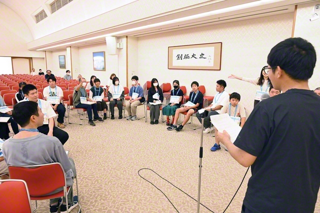 群馬池田総県で行われた「歌詞読み上げクイズ」。出題者がさまざまなジャンルの歌詞を読み上げ、皆で楽しく答えた（同10月、群馬文化会館で）