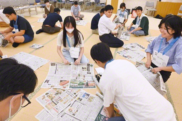 群馬王者総県では「新聞紙タワー」作りに挑戦。制限時間内で最も高いタワーの作成を目指し、競い合った（同9月、渋川文化会館で）