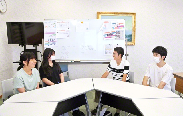 昨夏の群馬池田総県の企画会の様子。アイデアをホワイトボードに書き出し、活発に意見を交わした（群馬文化会館で）