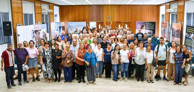 【ウルグアイ】ウルグアイの友は心を一つに進む。新入会メンバーへの御本尊授与も行われた（1月25日、ウルグアイ文化会館で）