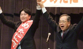 「大変な激戦だ。なんとしても勝たせてほしい！」と呼びかける中道改革連合の斉藤鉄夫共同代表㊨と、うめたに守候補＝新潟・魚沼市内で