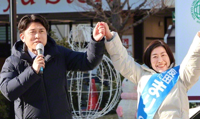 「生活者ファーストの政治を実現するため、押し上げてください！」と力説する中野洋昌共同幹事長㊧と反田まり候補＝東京・葛飾区内で