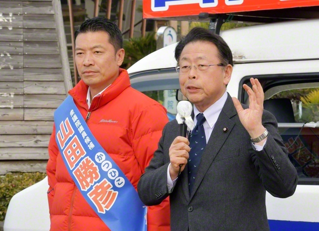「対話によって平和をつくるのが、中道の決意だ」と述べる西田実仁公明党幹事長㊨と、山田勝彦候補＝長崎・大村市内で