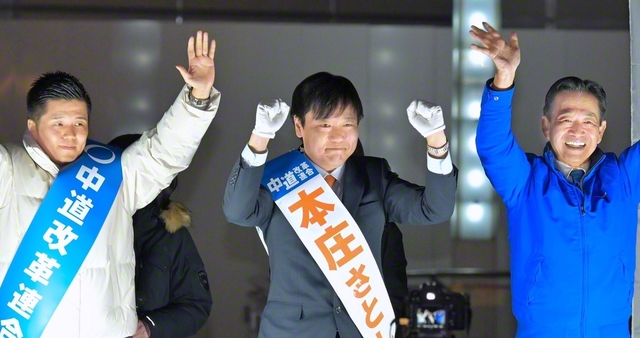 「厳しい戦いを、断じて勝ち抜く！」と誓う、岡本三成共同政調会長㊨と本庄さとし候補㊥ら＝千葉・柏市内で
