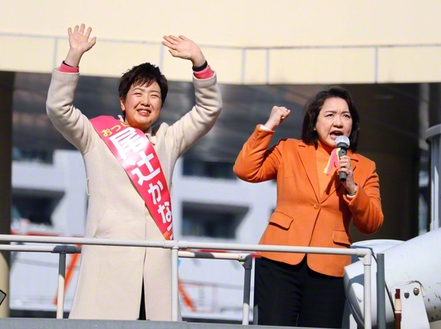 「皆さまの力で、中道の塊を大きく育ててください！」と訴える竹谷とし子公明党代表㊨と尾辻かな子候補＝大阪・高槻市内で