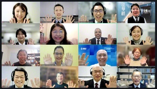 東洋哲学研究所の海外在住の研究員らが笑顔で記念撮影を