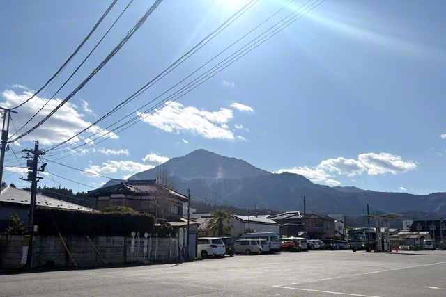 西武秩父駅付近から望む武甲山。埼玉県秩父市と横瀬町にまたがる。北側斜面は石灰岩質で、今も採掘が行われている