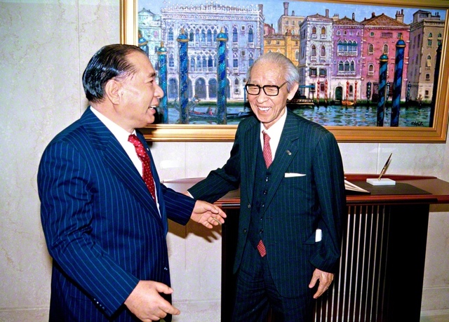 松下幸之助氏と和やかに語り合う池田先生（1983年11月15日、聖教新聞本社〈当時〉で）