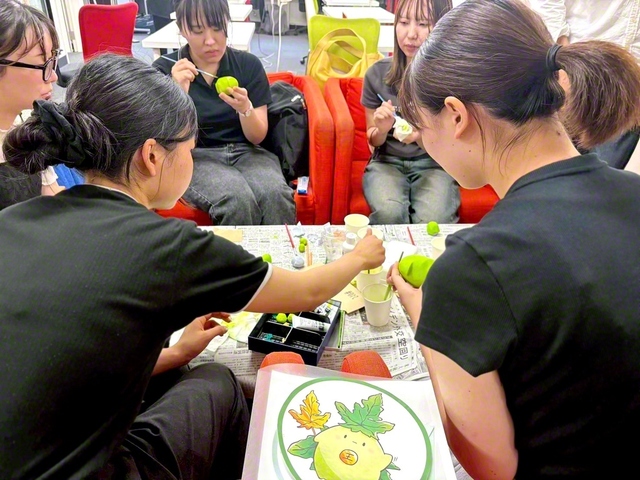 立体化した「くわるん」のフィギュアに色を塗る