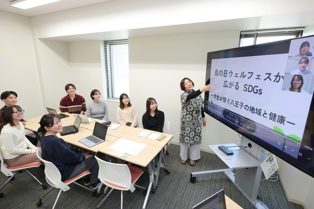 創価大学文学部の西川ハンナ准教授（右端）がゼミの学生たちと