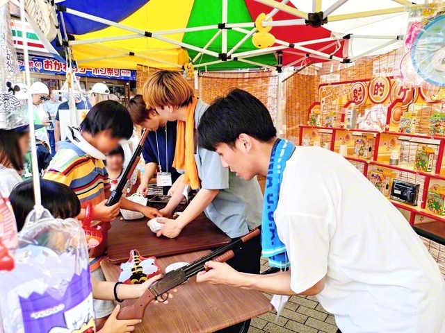 毎年8月の「八王子まつり」に合わせた「縁日」で。1回100円で遊べる射的などのブースを創大生が運営