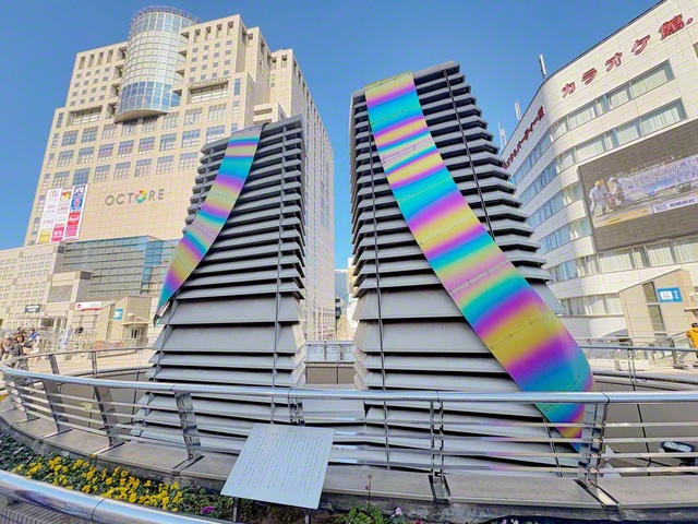 八王子駅北口のデッキに立つ「八」の字のモニュメント