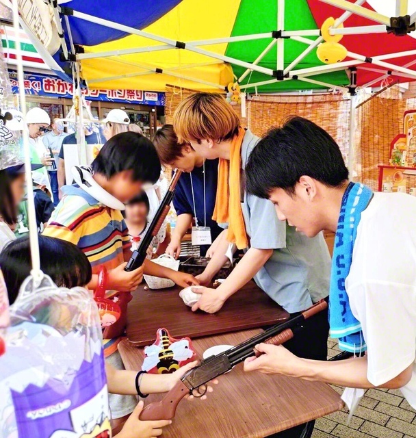 毎年8月の「八王子まつり」に合わせた「縁日」で。1回100円で遊べる射的などのブースを創大生が運営