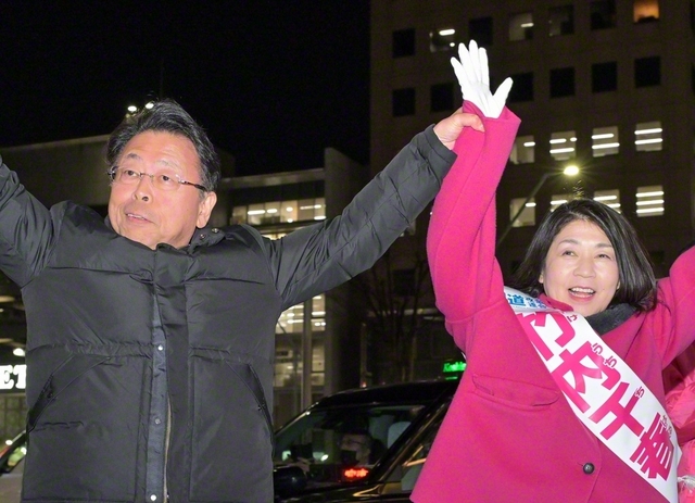 「生活者ファーストの政治を実現する」と力を込める西田実仁公明党幹事長㊧と竹内千春候補＝埼玉・越谷市内で