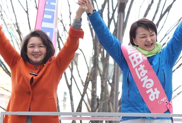 「生活者が安心して暮らせる政策実現のため、勝たせてほしい！」と訴える竹谷とし子公明党代表㊧と吉田はるみ候補＝東京・杉並区内で