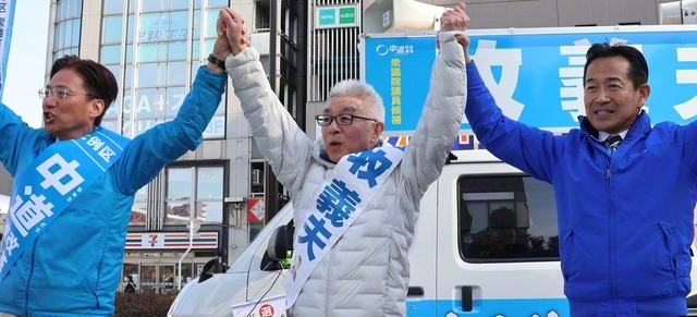 「皆さまと一緒に、日本を前に進めていきたい！」と呼びかける岡本三成共同政調会長㊨と牧義夫候補㊥ら＝名古屋市内で