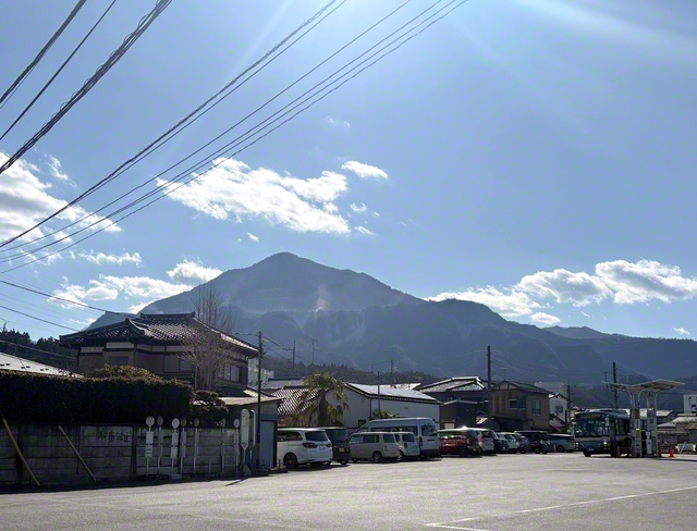 西武秩父駅付近から望む武甲山。埼玉県秩父市と横瀬町にまたがる。北側斜面は石灰岩質で、今も採掘が行われている