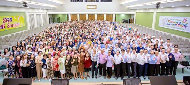 シンガポールの支部幹部会に参加した友が記念のカメラに（2日、SGS本部で）