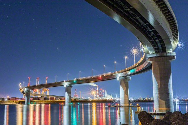 「四日市・いなばポートライン」の愛称で知られる四日市港臨港道路（三重県四日市市）。竜のようなシルエットが写真愛好家に人気を博している
