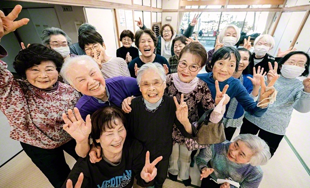 健康体操を終えた皆さんと。野﨑さん（2列目の左から3人目）は「スーパーおばあちゃん」と呼ばれていた