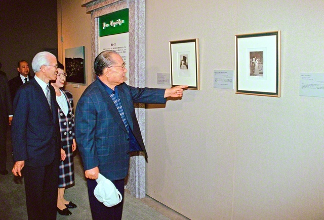 1993年4月24日、東京富士美術館の「巨匠ゴヤの名作」展を鑑賞する池田先生ご夫妻。ゴヤの版画について先生は「彼にとって『魂の自由』を証明する舞台であり、真実のための『戦いの武器』だったと言えるでしょう」と述べた