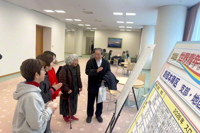 兵庫池田文化会館ではエントランスではなく、見晴らしが良い4階に作品のボードを設置。会合で集った神戸中央総区の友らがじっくりと