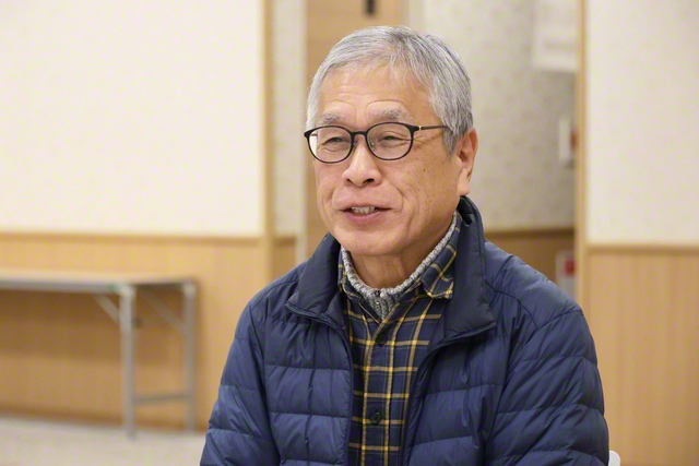 笑顔で取材に応じる細見さん