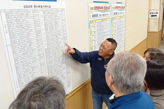 灘文化会館でもにぎやかに。一つ一つの句に灘総区のメンバーが笑みを浮かべる