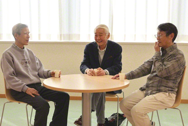 「次の集まり、どないしよ？」。小梨副支部長㊥、日原副本部長㊧、山田地区部長がざっくばらんに