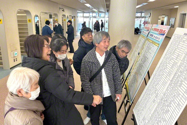 意表を突かれたのか、句の内容に大笑する東灘総区のメンバー（神戸講堂で）