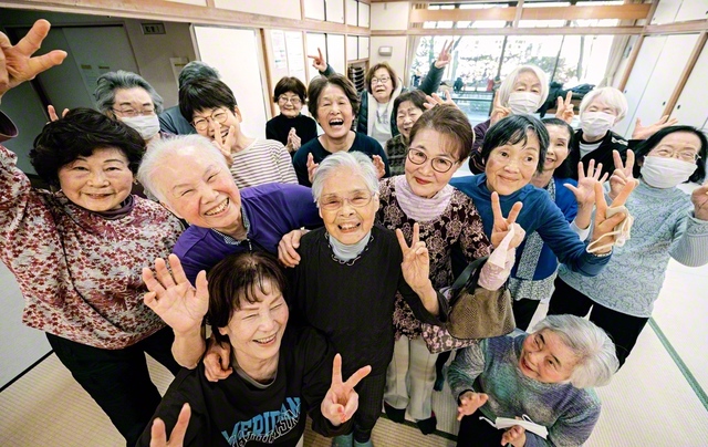 健康体操を終えた皆さんと。野﨑さんは「スーパーおばあちゃん」と呼ばれていた