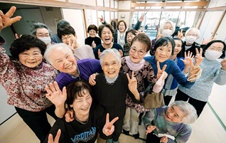 健康体操を終えた皆さんと。野﨑さんは「スーパーおばあちゃん」と呼ばれていた