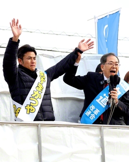 「“平和の議席”を守るため、逆転勝利させてください！」と力説する中道改革連合の斉藤鉄夫共同代表㊨と、あずまかつや候補＝広島市内で