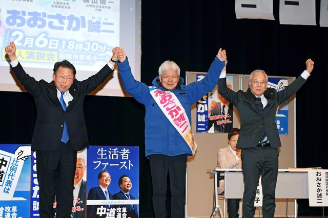 「平和国家・日本を守り抜くのは中道」と呼びかける西田実仁公明党幹事長㊧と、おおさか誠二候補＝北海道函館市内で