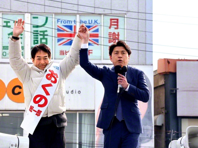 「安心して暮らせる日本を築くため、勝たせてほしい！」と呼びかける中野洋昌共同幹事長㊨と、おくの総一郎候補＝千葉市内で