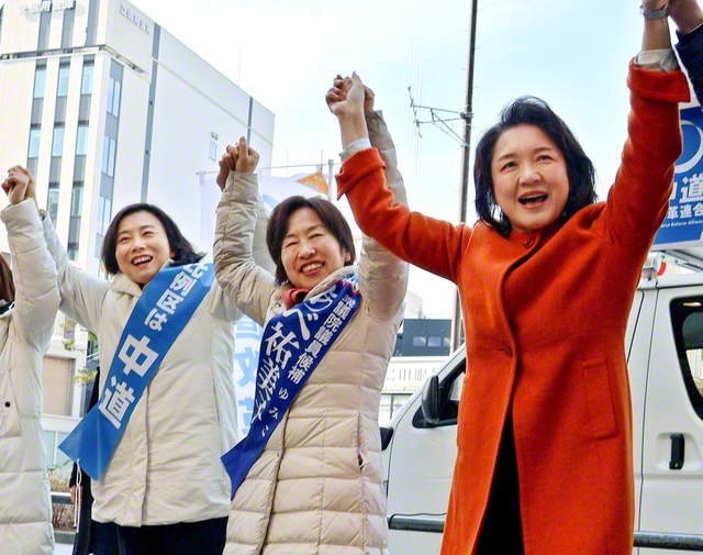 「国民の幸せと平和を守る中道を押し上げてください！」と訴える竹谷とし子公明党代表㊨と、あべ祐美子候補㊥ら＝東京・品川区内で
