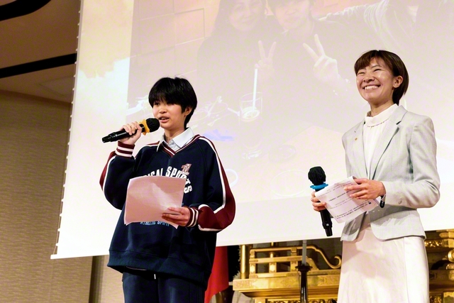 信心の確信を深めた体験を語る女子未来部員の呉さん㊧と、馮女子未来部長