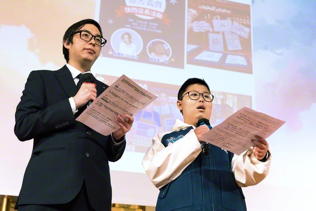 唱題に挑戦し、病気を乗り越えた男子未来部員の林さん㊨と、馬未来部長