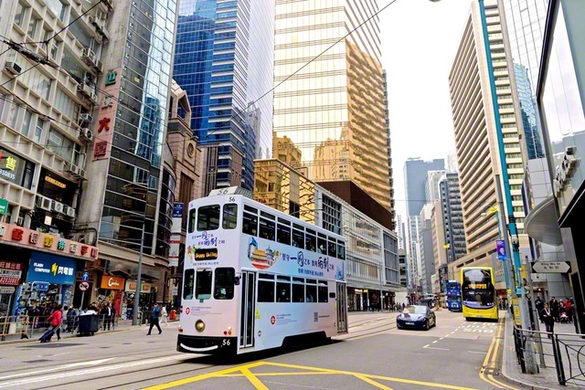 国際都市・香港の街並み。高層ビルの間を、2階建てトラム（路面電車）や2階建てバスが行き交う