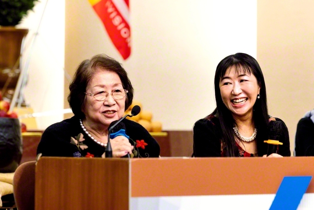 親子でリレー体験を披露する若珍さん㊧と長女の聖子さん