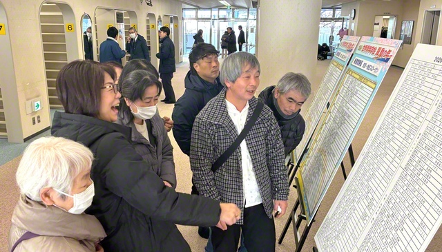 意表を突かれたのか、東灘総区のメンバーらは句の内容に思わず大笑（神戸講堂で）