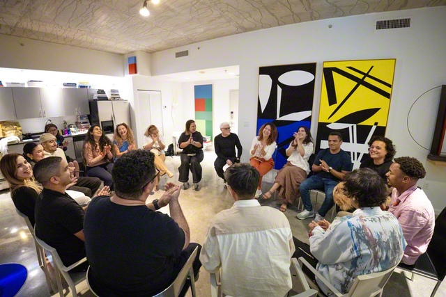 輪になって語り合うウィンウッド地区の友。同地区では昨年、新たに4人が御本尊を受持した（昨年12月、マイアミ市内で）