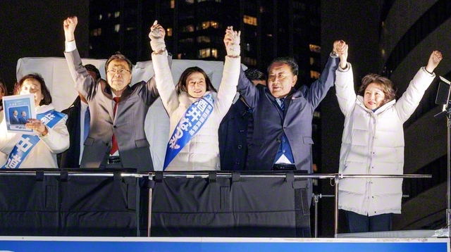 「中道の旗に集った仲間と共に、生活者ファーストの政治を実現する！」と逆転勝利に向けて最後までの大攻勢を呼びかける、中道改革連合の野田佳彦共同代表（右から2人目）、斉藤鉄夫共同代表（左から2人目）、竹谷とし子公明党代表（右端）と、酒井なつみ候補（中央）ら＝東京・江東区内で