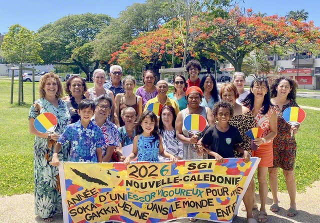 ニューカレドニアの新年の集いでは、代表が新年の御書を拝読し、本年の活動予定について語り合った。新入会の友も参加した（1月1日）