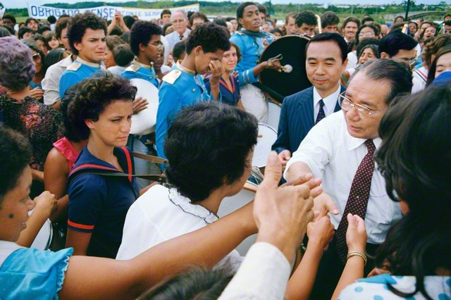 1984年2月23日、ブラジルの600人の同志との記念撮影が終わると、池田先生は友の輪の中に入り、一人一人と握手を交わした（首都ブラジリアの公園で）
