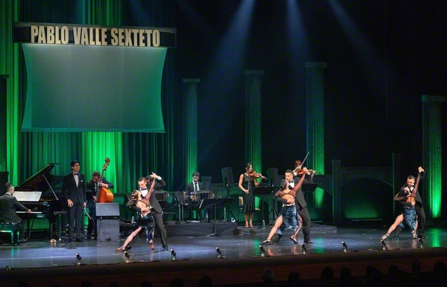 第55回となる「民音タンゴ・シリーズ」の公演。タンゴ界に新風を送る「パブロ・バジェ・セステート」が流麗で力強いメロディーを披露。華麗な踊りと歌声がステージで一つになり、会場から惜しみない拍手が送られた（1月19日、東京の文京シビックホールで）