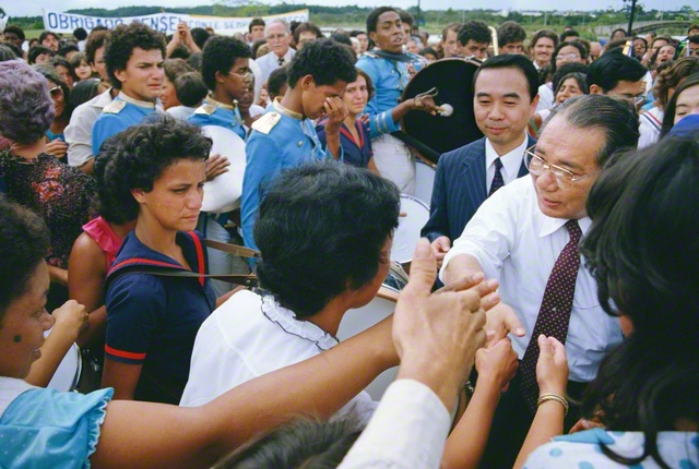 1984年2月23日、ブラジルの600人の同志との記念撮影が終わると、池田先生は友の輪の中に入り、一人一人と握手を交わした（首都ブラジリアの公園で）