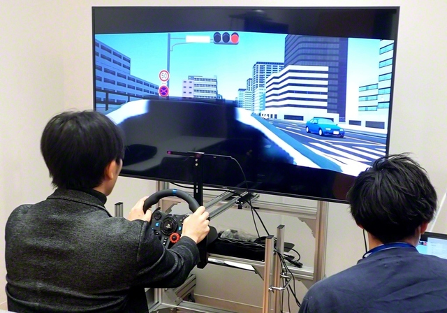 西葛西・井上眼科病院では運転シミュレーターで視野が欠けた状態を知ることができます（運転しているのはモデル。東京都江戸川区）